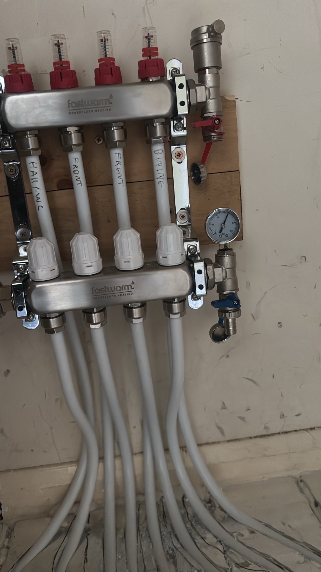 Fastwarm manifold with hand-labelled zone outlets