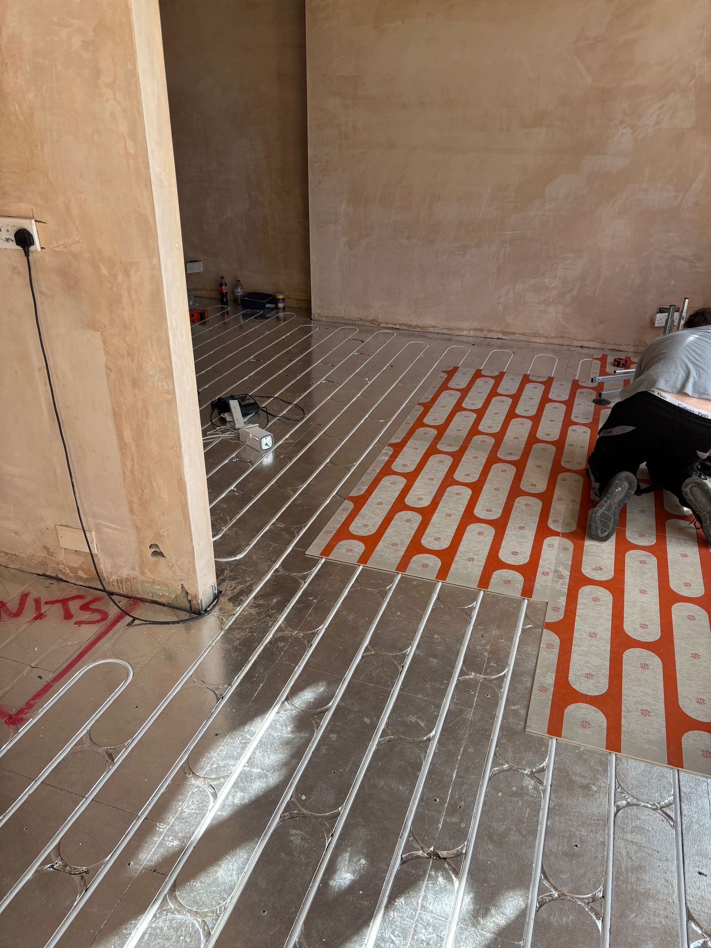 Structural chipboard underfloor heating carried through a doorway