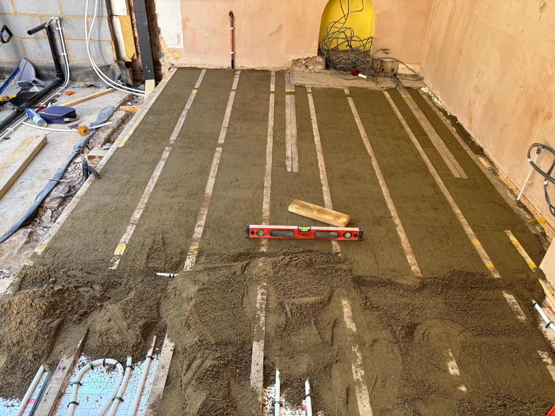Dry screed levelled between the joists over the heating pipe